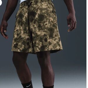 Camouflage Men's Nike tech Woven shorts neutral Olive size (L)